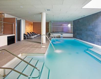 Foto del spa con piscina de hidroterapia y jacuzzi.