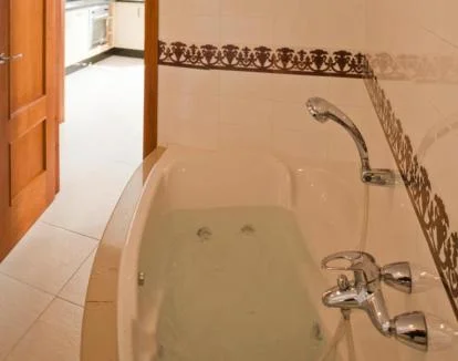 Foto del apartamento de dos dormitorios con jacuzzi privado en el baño.