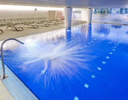 Foto de la piscina cubierta con chorros del centro de bienestar.