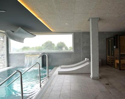 Foto del moderno spa con piscina de hidroterapia y vistas a la naturaleza.