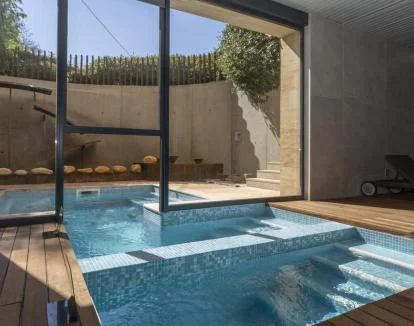 Foto del centro de bienestar con jacuzzi.