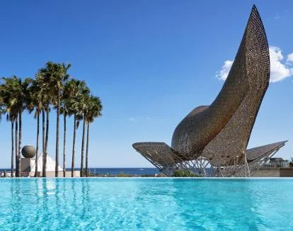 Foto de las instalaciones de este hotel con vistas al mar.