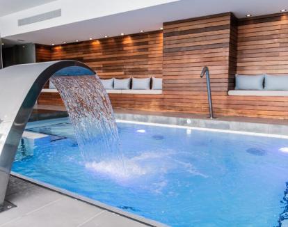 Foto de la piscina de hidroterapia con zona de relajación del hotel.