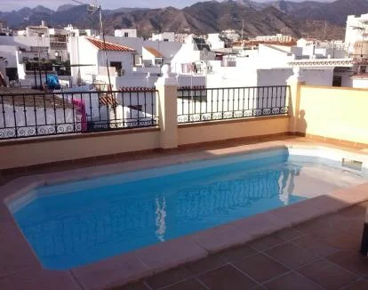 Foto del jacuzzi privado en el baño de este apartamento con piscina privada.