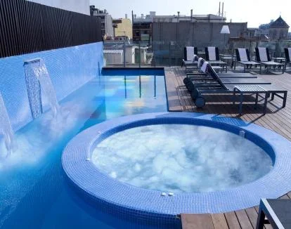 Foto del jacuzzi y la piscina en la terraza con vistas a la ciudad.