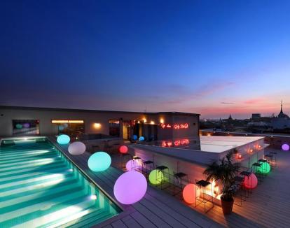 Foto del Sky Bar y la piscina en la azotea con hermosas vistas.