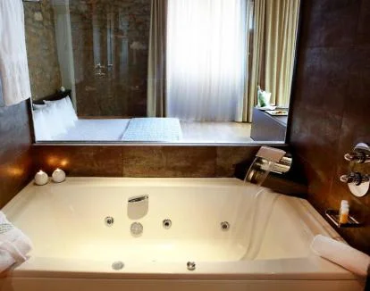 Foto de la Suite del hotel con jacuzzi privado..
