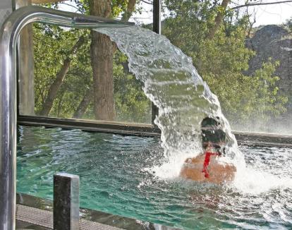 Foto de la piscina de hidroterapia del balneario con vistas a la naturaleza.