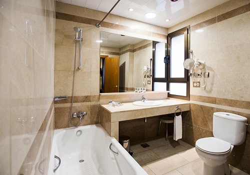 Foto de la bañera de hidromasaje que se encuentra en el baño de la habitación Doble Premium con Terraza del hotel Catalonia Conde de Floridablanca