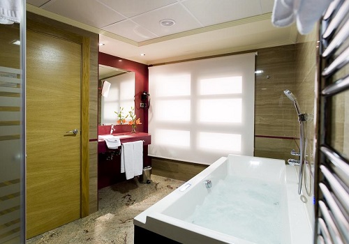 Foto de la bañera de hidromasaje que podemos encontrar en el baño de la suite Junior del Hotel El Churra de la ciudad de Murcia