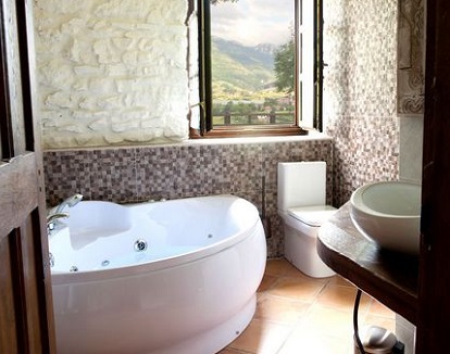 Foto de la bañera de hidromasaje que se encuentra en la Suite Deluxe ideal para relajarte con tu pareja despues de disfrutar de este lugar tan bonito