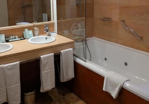 Foto de la bañera de hidromasaje que se encuentra en el baño de la Suite Junior del Parador de Lorca
