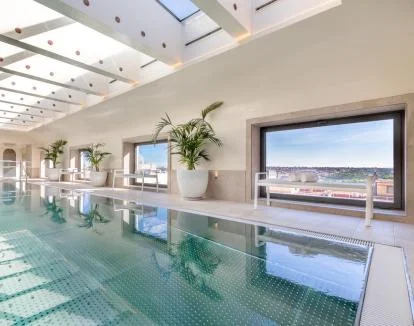 Foto de la piscina cubierta con vistas a la ciudad.