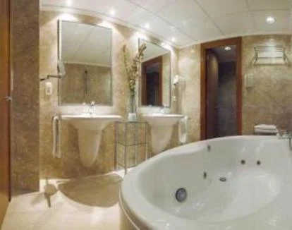 Foto de la Suite con jacuzzi privado y terraza con vistas al mar.