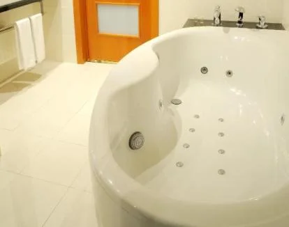Foto de la acogedora Suite Superior con jacuzzi privado y terraza amueblada.