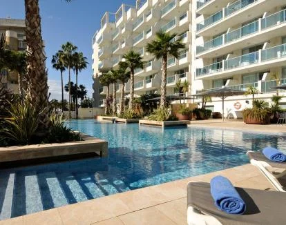 Foto de la piscina al aire libre del hotel.