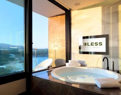 Foto de la Suite Estudio con jacuzzi privado con vistas al mar.