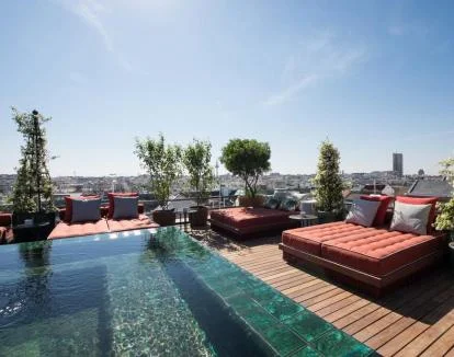 Foto de la piscina infinita de la azotea con vistas panorámicas de la ciudad.