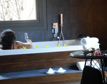 Foto de la Suite de lujo con un amplio jacuzzi privado y hermosas vistas a la montaña.