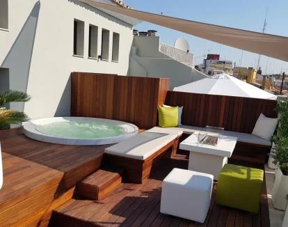 Foto de la zona de estar con jacuzzi al aire libre y barbacoa.