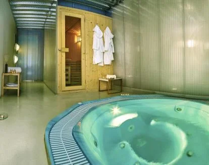 Foto del jacuzzi y la sauna del spa.