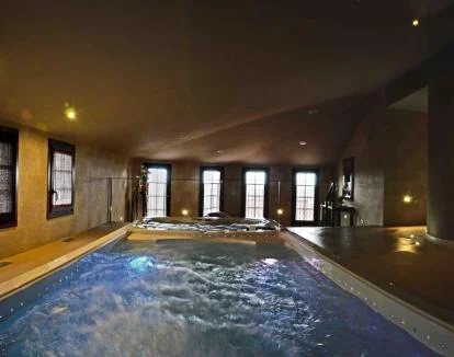 Foto del spa solo para parejas con piscina cubierta.