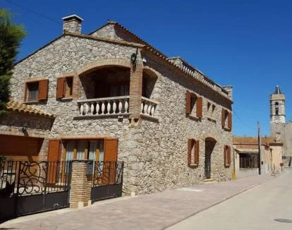 Foto de este hotel rural de Riumors con habitación con jacuzzi privado.