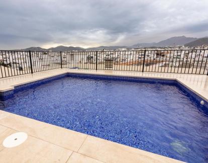Foto de la piscina del alojamiento con vistas a la ciudad.