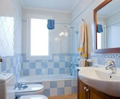 Foto del baño con bañera de la casa Menurka - Port d'Addaia 
