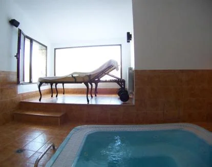 Foto de la zona de bienestar con jacuzzi.
