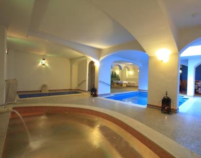 Foto de la acogedora zona de relajación y spa de estilo árabe.
