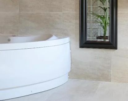 Foto de la Suite Superior con jacuzzi privado y detalles de madera.