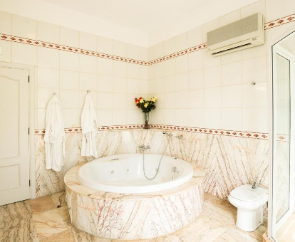 Foto de la bañera de hidromasaje que se encuentra en la casa 100 Island Village Julia