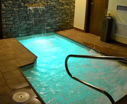 Foto de la piscina de hidromasaje cubirta de la casa rural Alba D'Esteve. Casa Rural 
