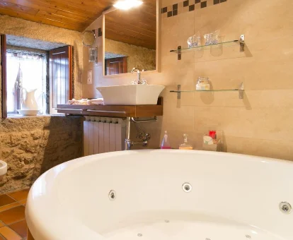 Foto de la bañera de hidromasaje de la casa Aldea Os Muiños