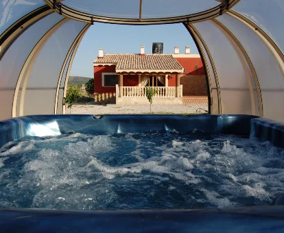 Foto del jacuzzi exterior cubierto de los Alojamientos Casa Ruiz