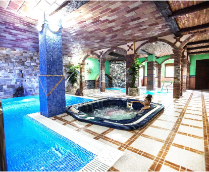 Foto de la piscina cubierta con jacuzzi de los Alojamientos Rurales Benarum