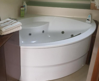 Foto de la bañera de hidromasaje que se encuentra en la casa Alquiler vacacional en Fisterra