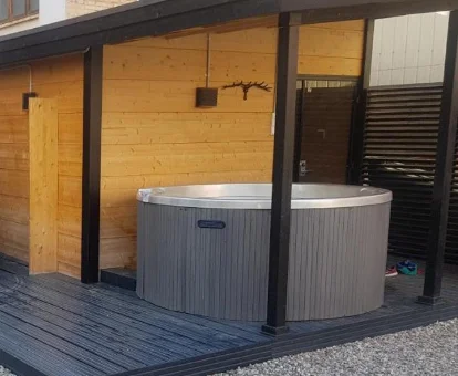 Foto del jacuzzi exterior que se encuentra en la casa Amaroq Explorers BaseCamp