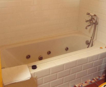 Foto de la bañera de hidromasaje que se encuentra en la casa Ana de las Tejas Azules