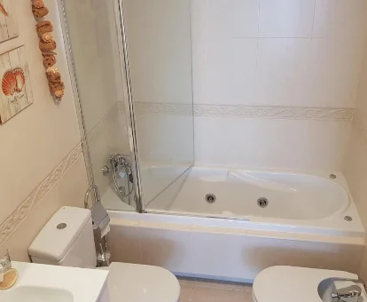 Foto de la bañera de hidromasaje del Apartamento en la playa con parking privado 