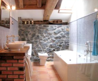 Foto del baño con bañera de hidromasaje del Apartamento rural Casa Arritxenea