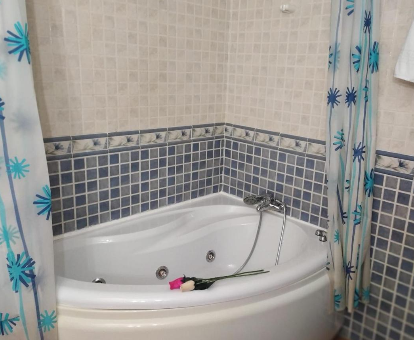 Foto de la bañera de hidromasaje que se encuentra en los Apartamentos Cruz Mar