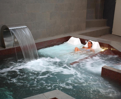 Foto del spa con piscina de hidromasaje de los Apartamentos Las Sirenas