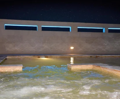 Foto de la piscina exterior con jacuzzi de los  Apartamentos Rurales El Lago 
