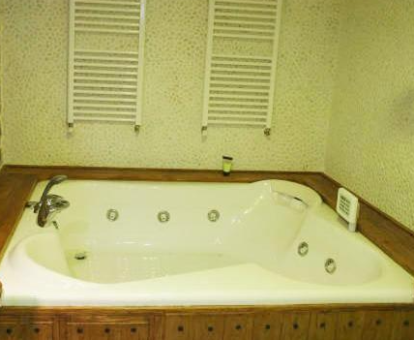 Foto de la bañera de hidromasaje que pertenece a los Apartamentos Rurales Rincón de Aiara
