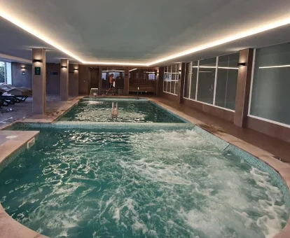 Foto del spa con piscina de hidromasaje cubierta de los Apartamentos Vistasol 
