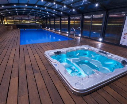 Foto del spa con piscina cubierta y jacuzzi de los Apartaments Turístics Puigcerdà - La Closa
