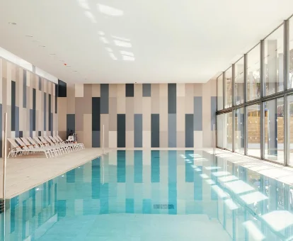 Foto de la piscina cubierta con tumbonas del Aparthotel Diamant 
