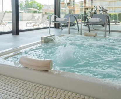 Foto del jacuzzi que se encuentra en el spa del Aparthotel Dunes Platja 
